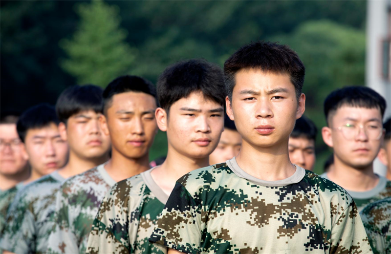 2021年7月6日，金世豪北京集团百名应届大学生褪下便服换上军装，在训练场上接受为期2天的军训，享受入职前的第一份美好记忆。